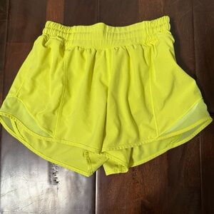 Lululemon Hotty Hot Low Rise Lined 4” Short Size 2 Electric Lemon W7AVGT